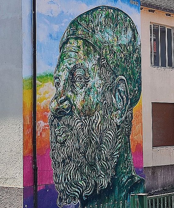 Murales bronzo di Riace a Riace (2022), Wandbild aus Riace (bekannt geworden als italienisches &bdquo;Dorf der Begegnung&ldquo;)