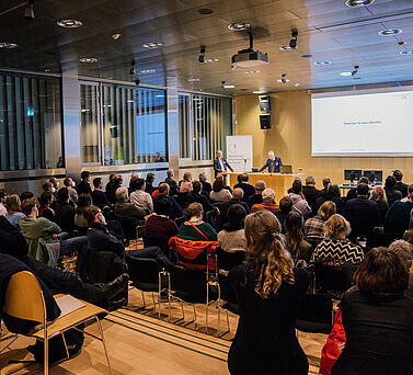 Eine Weitwinkel-Ansicht der Tagung „Anti-infektive Strategien der Zukunft“ in Greifswald. Prof. Dr. Dr. h. c. Lothar Wieler und Prof. Dr. Ansgar Lohse stehen hinter dem Rednerpult. Auf der Leinwand hinter ihnen ist zu lesen „Thank you for your attention“.