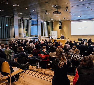 Eine Weitwinkel-Ansicht der Tagung &bdquo;Anti-infektive Strategien der Zukunft&ldquo; in Greifswald. Prof. Dr. Dr. h. c. Lothar Wieler und Prof. Dr. Ansgar Lohse stehen hinter dem Rednerpult. Auf der Leinwand hinter ihnen ist zu lesen &bdquo;Thank you for your attention&ldquo;.
