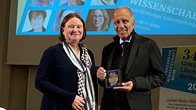 Preis&uuml;bergabe Science Communication-Medaille