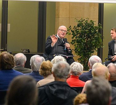 Prof. Dr. Christoph Markschies, Pr&auml;sident der Akademienunion, diskutierte &uuml;ber &bdquo;Gerechtigkeit und Menschenrechte&ldquo; mit Erik Marquardt (rechts), Mitglied des Europ&auml;ischen Parlaments, und Prof. Dr. Angelika Nu&szlig;berger, ehemalige Vizepr&auml;sidentin am Europ&auml;ischen Gerichtshof f&uuml;r Menschenrechte und Direktorin der Akademie f&uuml;r europ&auml;ischen Menschenrechtsschutz an der Universit&auml;t zu K&ouml;ln.