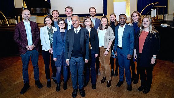 Young Academy Fellows mit Akademiepr&auml;sident Mojib Latif