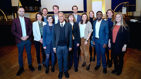 Young Academy Fellows mit Akademiepr&auml;sident Mojib Latif