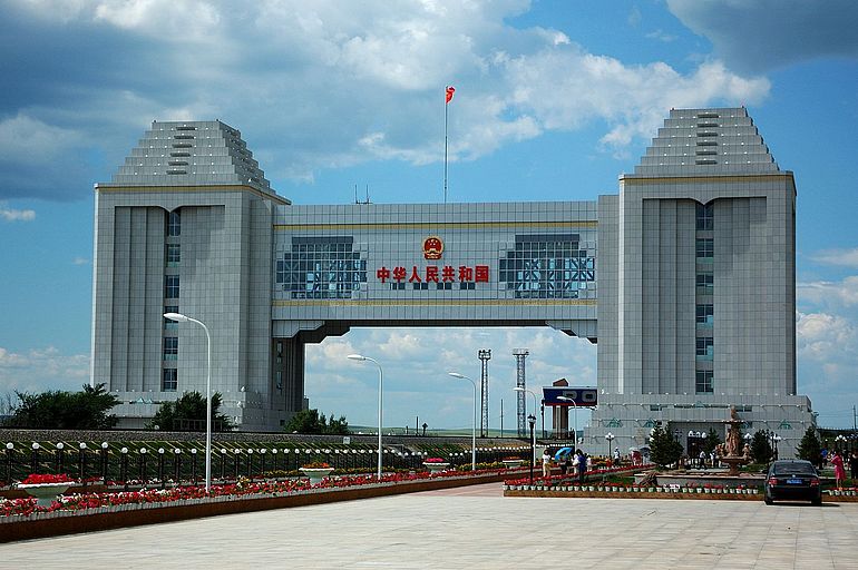 Als gr&ouml;&szlig;ter und gesch&auml;ftigster Landgrenz&uuml;bergang zwischen China und Russland fungiert der Grenz&uuml;bergang bei Manzhouli als strategischer Knotenpunkt, der den bilateralen Waren- und Energiefluss steuert und die physische Anbindung an das russische Schienennetz sicherstellt.
