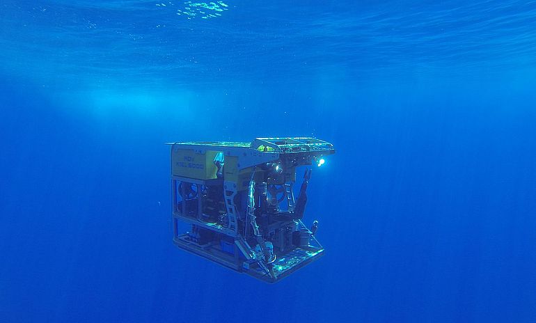 Wahrheit nur f&uuml;r Roboter zug&auml;nglich: Der ferngesteuerte wissenschaftliche Tauchroboter des "ROV KIEL 6000" ist in Tauchtiefen bis zu 6000 Metern unterwegs.