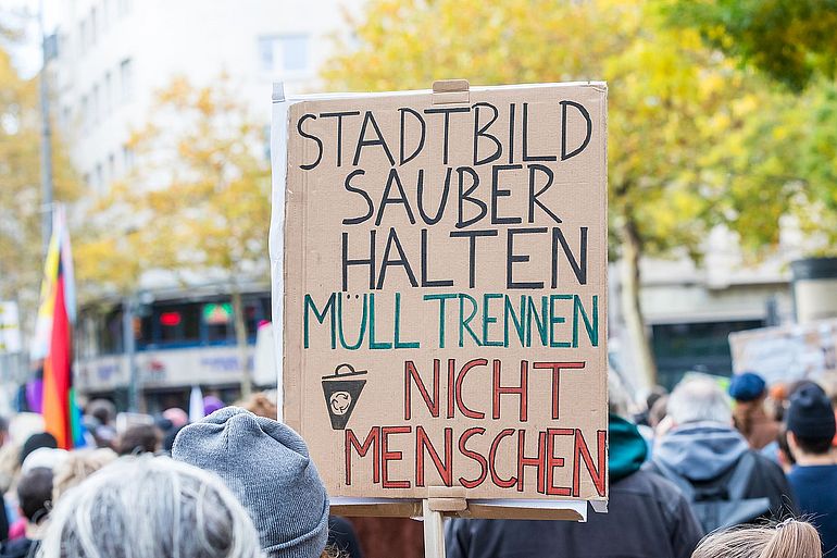 Protestplakat auf einer Demonstration am Rudolfplatz in K&ouml;ln (November 2025)