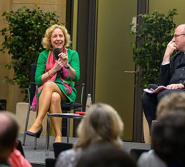 Prof. Dr. Christoph Markschies, Pr&auml;sident der Akademienunion, lauscht Prof. Dr. Angelika Nu&szlig;berger, ehemalige Vizepr&auml;sidentin am Europ&auml;ischen Gerichtshof f&uuml;r Menschenrechte und Direktorin der Akademie f&uuml;r europ&auml;ischen Menschenrechtsschutz an der Universit&auml;t zu K&ouml;ln.