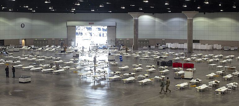 &Ouml;ffentliche Gesundheitsvorsorge: Betten f&uuml;r COVID-19-Patienten im Los Angeles Convention Center (2020)