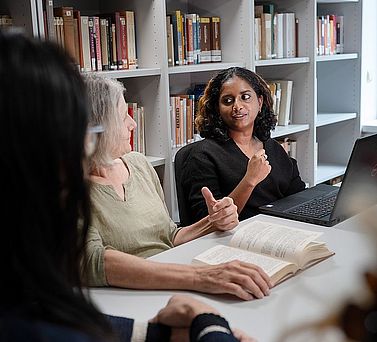 Eva-Maria Wilden und eine Forscherin unterhalten sich