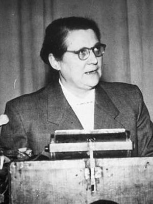 Ein Schwarz-weiß-Foto von Helene Wessel: Die Abgeordnete der Zentrumspartei steht hinter einem Rednerpult.