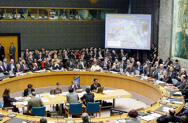 Irak-Krise 2003: US-Au&szlig;enminister Colin Powell pr&auml;sentiert vor dem UN-Sicherheitsrat vermeintliche Beweise f&uuml;r ein irakisches Massenvernichtungswaffen-Programm. Die Sitzung wird vom damaligen deutschen Au&szlig;enminister Joschka Fischer geleitet.