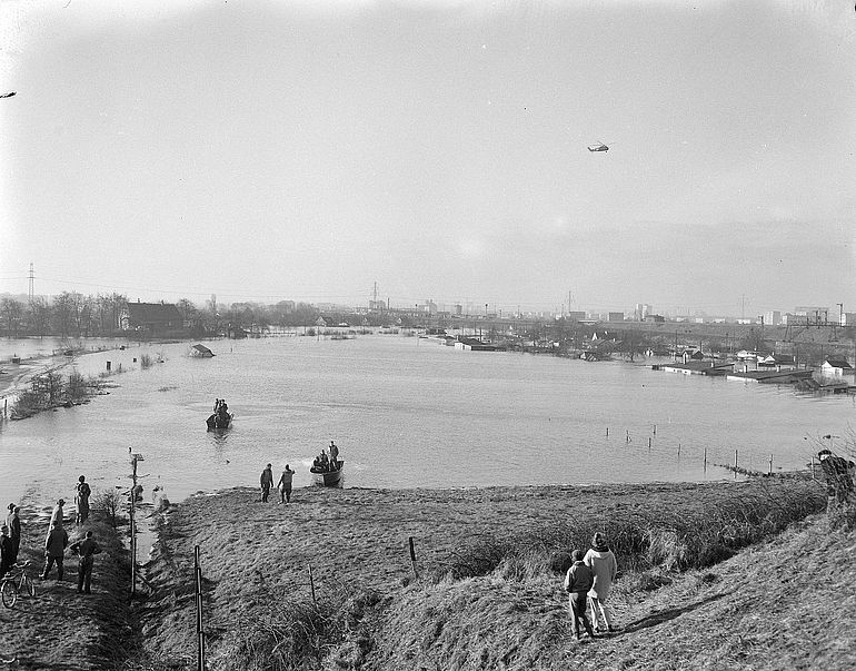 &Uuml;berflutungen nach der Sturmflut in Hamburg, 19. Februar 1962