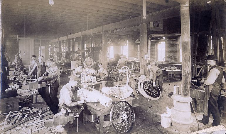 Automobilproduktion 1902: Innenansicht der St. Louis Motor Car Company, Zusammenbau von Getrieben.