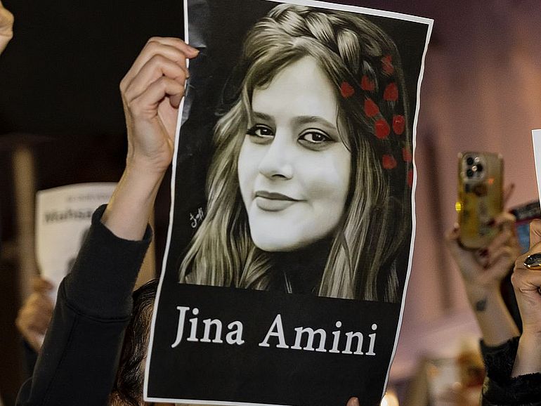 Protestierende zeigen ein Bild von Jina Mahsa Amini auf einer Solidarit&auml;tsdemonstration in Melbourne (September 2022)