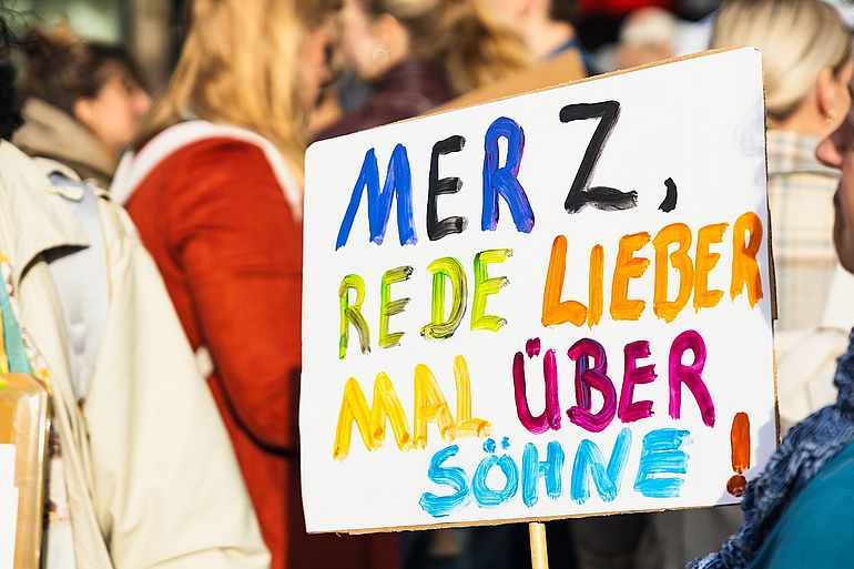 Protestplakat auf einer Demonstration am Rudolfplatz in K&ouml;ln (November 2025)