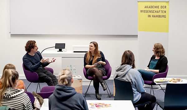 Science Schnack im November 2024: Podiumsg&auml;ste waren Jun.Prof. Dr. Peter M&uuml;ller (links)  und Dr. Larissa Zwar (rechts), moderiert hat die Wissenschaftsjournalistin Janina Isabell Otto (Mitte).