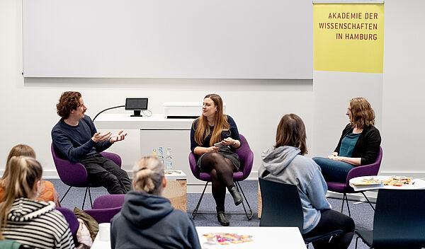 Science Schnack im November 2024: Podiumsgäste waren Jun.Prof. Dr. Peter Müller (links)  und Dr. Larissa Zwar (rechts), moderiert hat die Wissenschaftsjournalistin Janina Isabell Otto (Mitte).