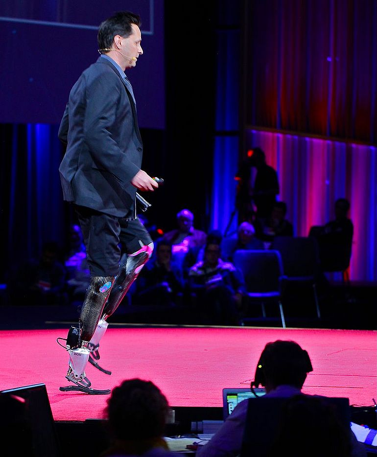 Hugh Miller Herr (* 25. Oktober 1964, USA) ist ein US-amerikanischer Biophysiker und Pionier auf dem Gebiet der Bionik.