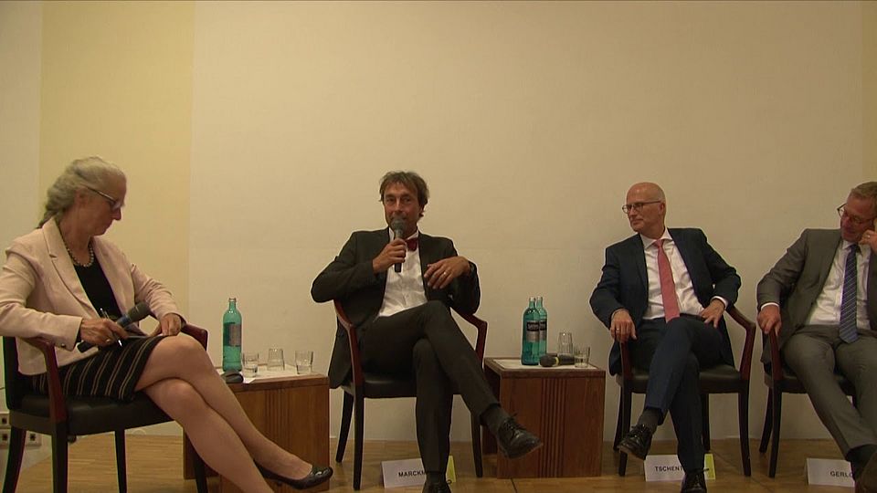 Podiumsdiskussion zu "Ersetzen intelligente Roboter die &Auml;rzte? Chancen der KI in der Medizin""